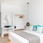 Plaka Beachfront Suites At Kalais - Stunning Sea & Sunset Views, Free Beach Chairs, Bus Stop Outside, 12 Min From Naxos Town
