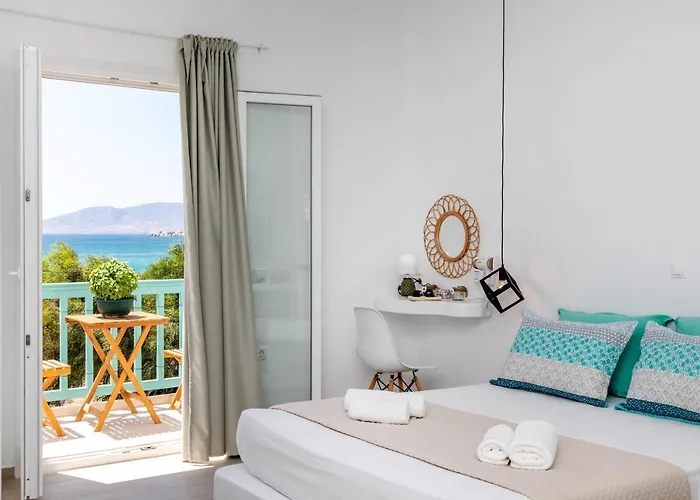 Beachfront Private At Kalais - Stunning Sea & Sunset Views, Bus Stop Outside, Easy Naxos Town Access, Free Chairs Апартаменты *