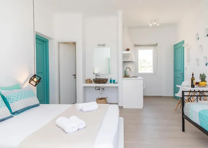 Kalais Beachfront Private Suites - Stunning Sea & Sunset Views, Bus Stop Outside, Easy Naxos Town Access, Free Beach Chairs 아파트