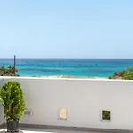 Apartment Kalais Beachfront Private Suites - Stunning Sea & Sunset Views, Bus Stop Outside, 12-Minute Drive From Naxos Town, Free Beach Chairs Pláka
