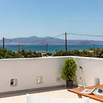 דירה Kalais Beachfront Private Suites - Stunning Sea & Sunset Views, Bus Stop Outside, 12-Minute Drive From Naxos Town, Free Beach Chairs *