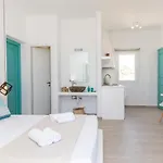 Kalais Beachfront Private Suites - Stunning Sea & Sunset Views, Bus Stop Outside, 12-Minute Drive From Naxos Town, Free Beach Chairs דירה