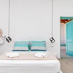 דירה Kalais Beachfront Private Suites - Stunning Sea & Sunset Views, Bus Stop Outside, 12-Minute Drive From Naxos Town, Free Beach Chairs *