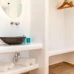Apartment Kalais Beachfront Private Suites - Stunning Sea & Sunset Views, Bus Stop Outside, 12-Minute Drive From Naxos Town, Free Beach Chairs Pláka