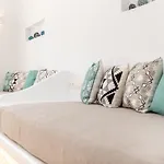 Kalais Beachfront Private Suites - Stunning Sea & Sunset Views, Bus Stop Outside, 12-Minute Drive From Naxos Town, Free Beach Chairs Apartment Pláka
