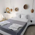 דירה Kalais Beachfront Private Suites - Stunning Sea & Sunset Views, Bus Stop Outside, 12-Minute Drive From Naxos Town, Free Beach Chairs *