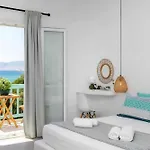 Apartment Kalais Beachfront Private Suites - Stunning Sea & Sunset Views, Bus Stop Outside, 12-Minute Drive From Naxos Town, Free Beach Chairs Pláka