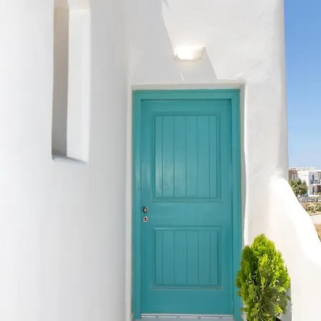 Kalais Beachfront Suites - Stunning Sea & Sunset Views, Free Beach Chairs, Bus Stop Outside, 12 Min From Naxos Town דירה