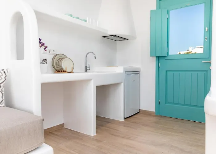 Kalais Beachfront Private Suites - Stunning Sea & Sunset Views, Bus Stop Outside, Easy Naxos Town Access, Free Beach Chairs Daire *