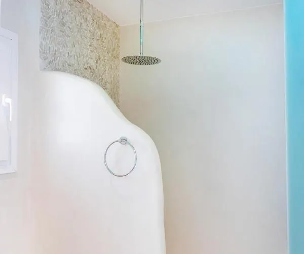 Daire Kalais Beachfront Private Suites - Stunning Sea & Sunset Views, Bus Stop Outside, Easy Naxos Town Access, Free Beach Chairs *