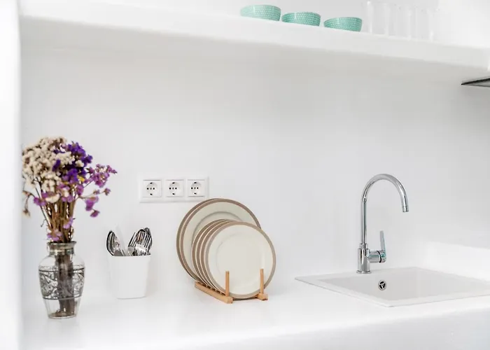 Kalais Beachfront Private Suites - Stunning Sea & Sunset Views, Bus Stop Outside, Easy Naxos Town Access, Free Beach Chairs Daire