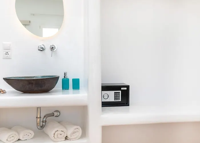 Kalais Beachfront Private Suites - Stunning Sea & Sunset Views, Bus Stop Outside, Easy Naxos Town Access, Free Beach Chairs Daire Pláka