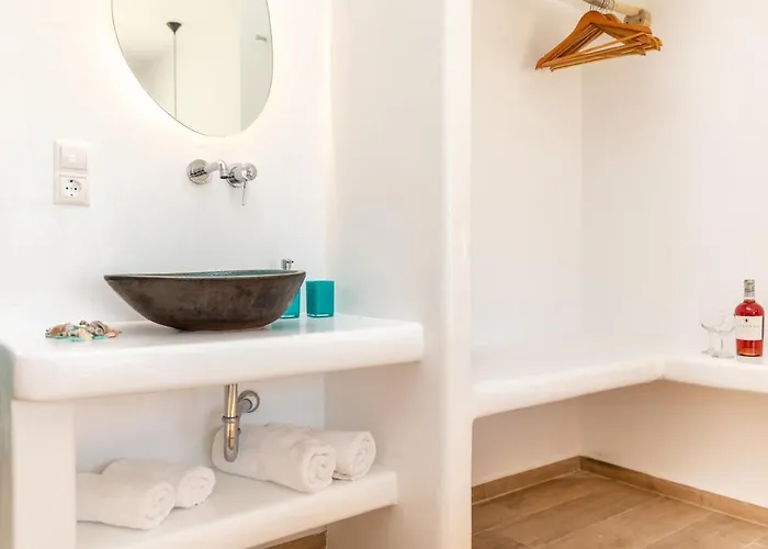 Daire Kalais Beachfront Private Suites - Stunning Sea & Sunset Views, Bus Stop Outside, Easy Naxos Town Access, Free Beach Chairs Pláka