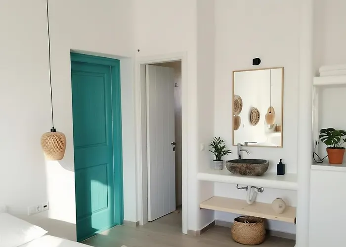 Kalais Beachfront Private Suites - Stunning Sea & Sunset Views, Bus Stop Outside, Easy Naxos Town Access, Free Beach Chairs * Pláka